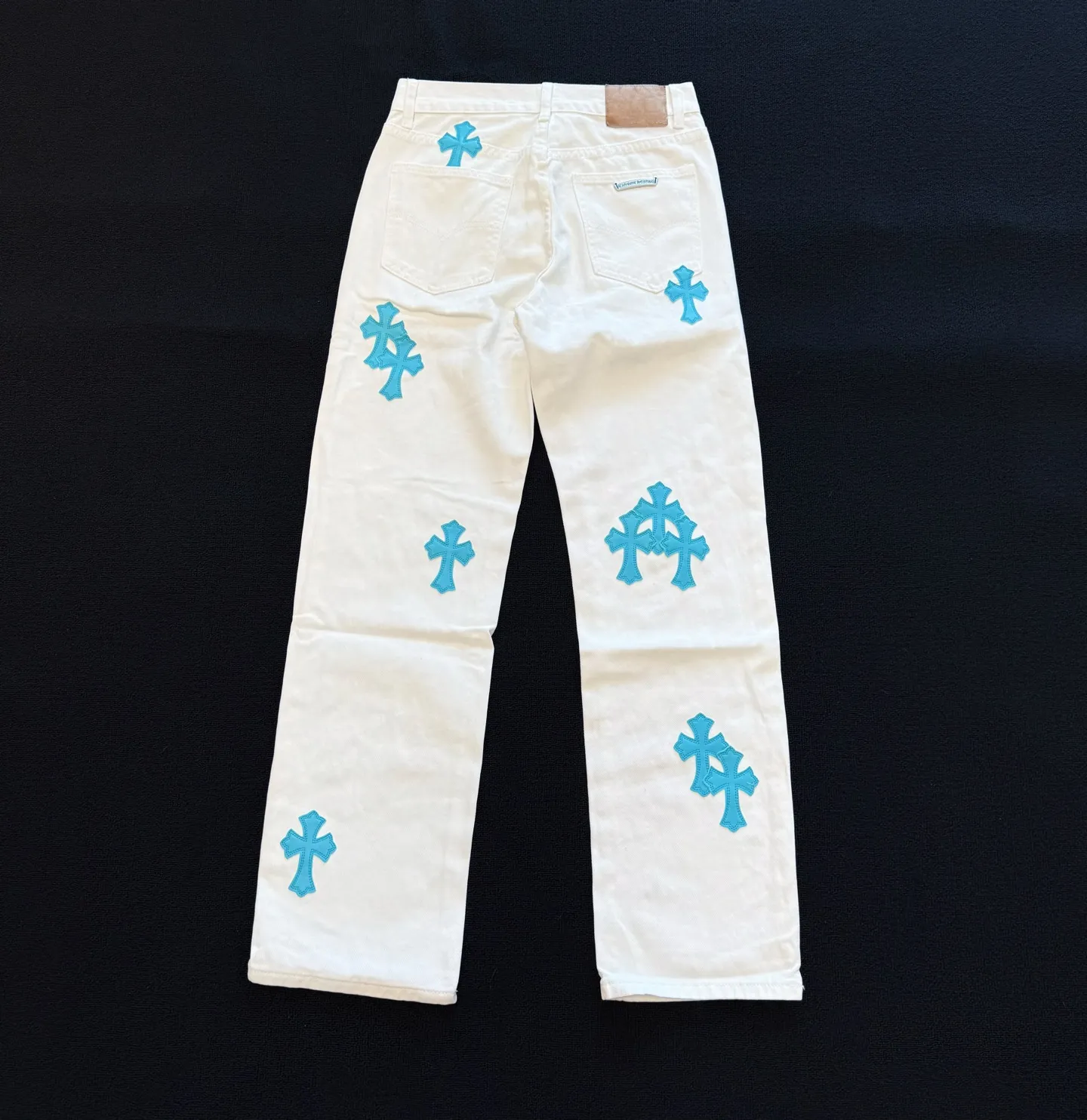 P230 Style number: D415 Chrome hearts CH grams new classic cross patch leather jeans Size: s-xl (28 30 32 34) Color: white pants green leather Size reference 28 pants length 100 waist circumference 72 30 pants length 101 waist circumference 76 32 pants length 103 waist circumference 80 34 pants length 104 waist circumference 84
